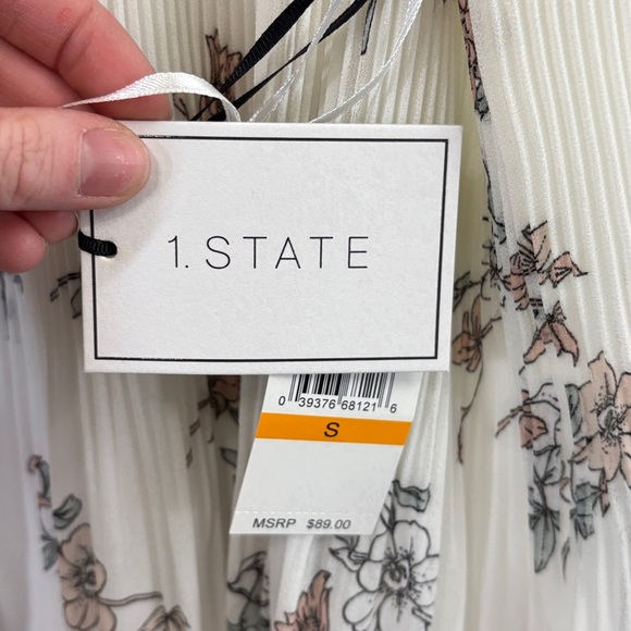 Floral Pleated Blouse - white floral - Picture 3 of 5